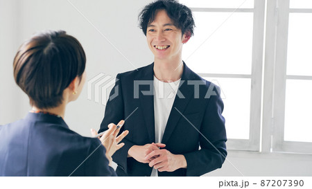 会話する男女　ミーティング　インタビュー　取材 87207390