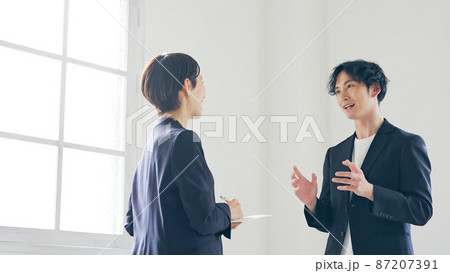 会話する男女　ミーティング　インタビュー　取材 87207391