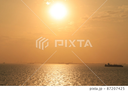 海ほたるパーキングエリアからの夕焼け 海ほたるパーキングエリアからの夕焼け 87207425