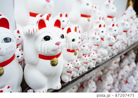 世田谷城の主要部であった曹洞宗の寺院であり招き猫発祥の地　豪徳寺　無数の白い招き猫 87207475