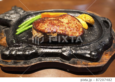 牛肉最上級部位のシャトーブリアンを使ったステーキ 87207482