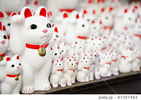 世田谷城の主要部であった曹洞宗の寺院であり招き猫発祥の地　豪徳寺　無数の白い招き猫 87207483