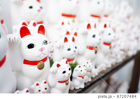 世田谷城の主要部であった曹洞宗の寺院であり招き猫発祥の地　豪徳寺　無数の白い招き猫 87207484