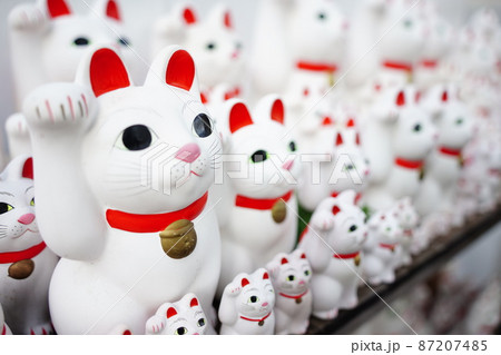 世田谷城の主要部であった曹洞宗の寺院であり招き猫発祥の地　豪徳寺　無数の白い招き猫 87207485