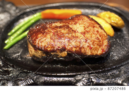 野菜と牛肉最上級部位のシャトーブリアンを使ったステーキ 87207486