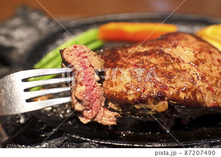 野菜と牛肉最上級部位のシャトーブリアンを使ったステーキとステーキの断面 87207490