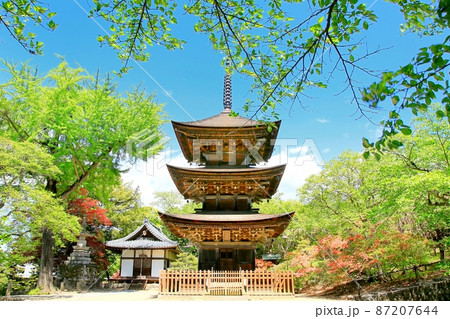 新緑の前山寺三重塔 87207644