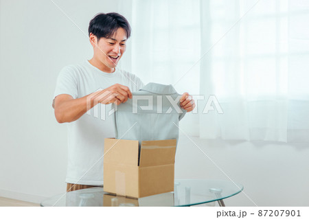通販で洋服を買った男性 87207901