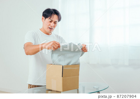 届いた商品に納得がいかない男性(不良品・返品) 届いた商品に納得がいかない男性(不良品・返品) 87207904