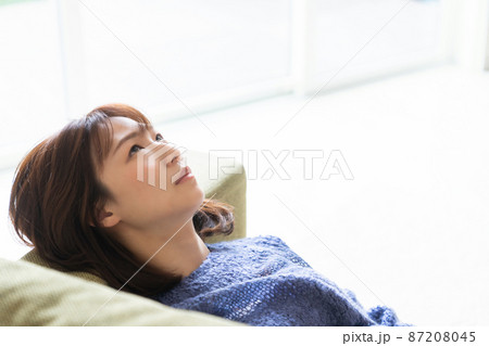 考える女性 87208045