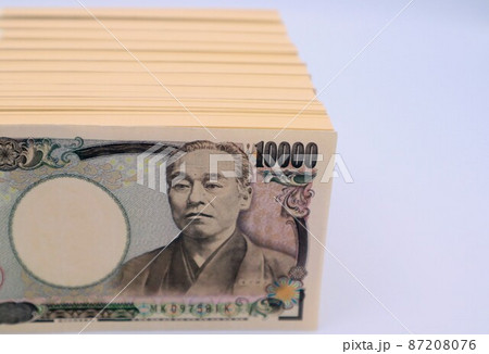 大量の一万円札のクローズアップ 87208076