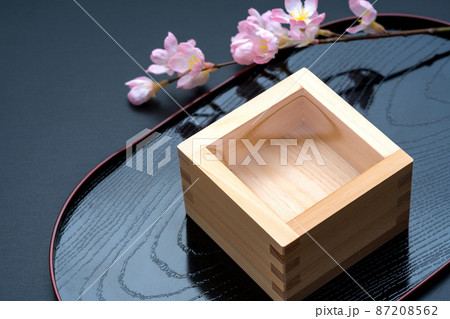 お盆の上にのっている枡酒。枡。祝い酒 87208562