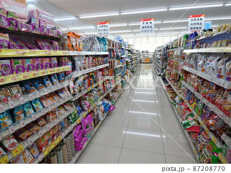 食品酒類飲料シャンプー歯磨き雑貨などが整然と並べられたスーパーマーケットの陳列棚 87208770