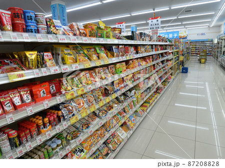 食品酒類飲料シャンプー歯磨き雑貨などが整然と並べられたスーパーマーケットの陳列棚 食品酒類飲料シャンプー歯磨き雑貨などが整然と並べられたスーパーマーケットの陳列棚 87208828
