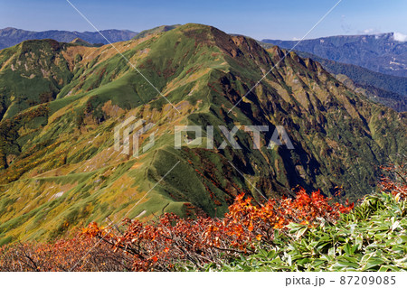 秋の谷川連峰・オジカ沢ノ頭から見る万太郎山 87209085