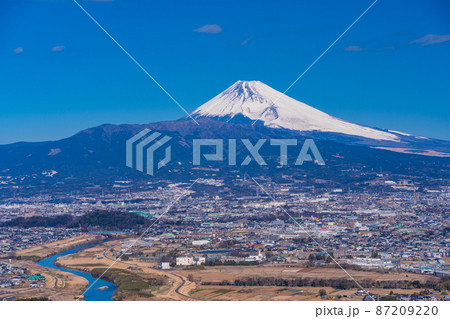 (静岡県)伊豆田方地区から眺める 富士山 (静岡県)伊豆田方地区から眺める 富士山 87209220