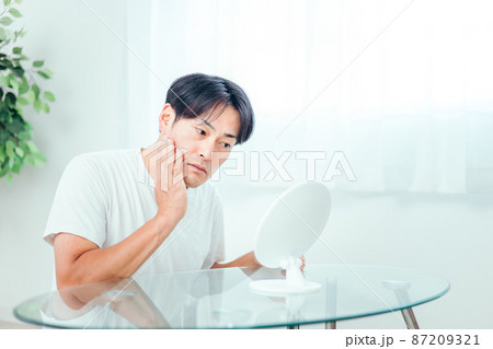 肌に悩む男性（ヒゲ・考える） 87209321