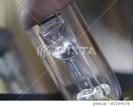 車の電球のフィラメントが切れている拡大写真 車の電球のフィラメントが切れている拡大写真 87209376