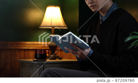 アンティークな部屋で読書をする男性 87209760
