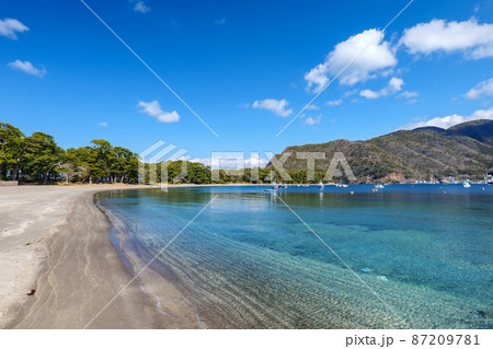 春の美しい海と砂浜 静岡県沼津市戸田の御浜岬 春の美しい海と砂浜 静岡県沼津市戸田の御浜岬 87209781