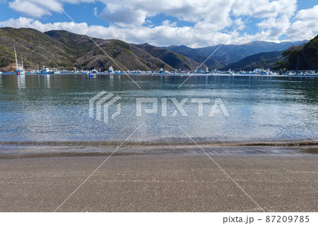 春の美しい海と砂浜 静岡県沼津市戸田の御浜岬 春の美しい海と砂浜 静岡県沼津市戸田の御浜岬 87209785