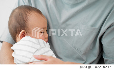 赤ちゃんを寝かしつける父親 87210247