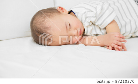 ソファーの上で眠る赤ちゃん ソファーの上で眠る赤ちゃん 87210270