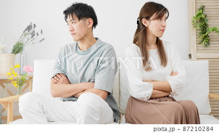 喧嘩をする若い男性と女性 87210284