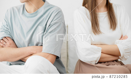 喧嘩をする若い男性と女性 87210285