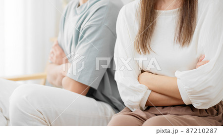 喧嘩をする若い男性と女性 87210287