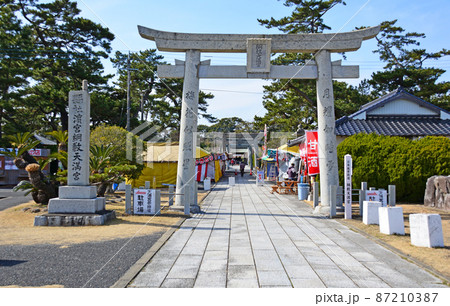 福岡県築上町にある梅の名所綱敷天満宮参道 87210387