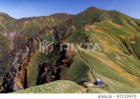 上越国境縦走路・大障子避難小屋と谷川連峰の眺め 上越国境縦走路・大障子避難小屋と谷川連峰の眺め 87210470