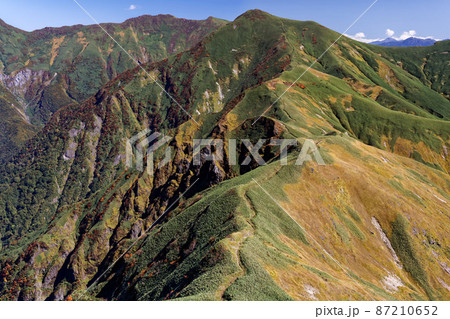 万太郎山の登りから見る紅葉の山並みと谷川岳 87210652