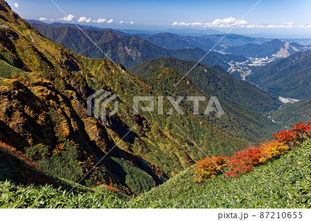 谷川連峰・万太郎山の紅葉と土樽方面の眺め 87210655