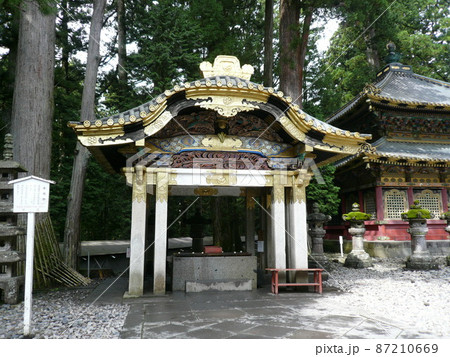栃木県日光市にある神社で江戸幕府初代将軍、徳川家康を神格化した東照大権現を祀っている日光東照宮 87210669