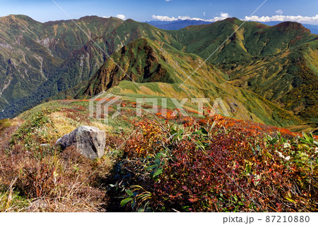 紅葉の万太郎山稜線から見る谷川連峰の山並み 紅葉の万太郎山稜線から見る谷川連峰の山並み 87210880
