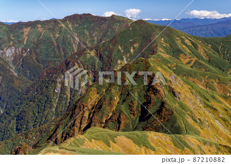 万太郎山稜線から見る紅葉の谷川岳 87210882