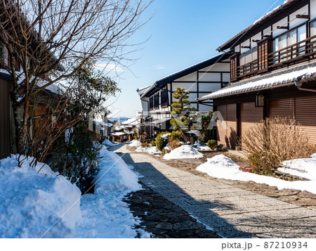 冬の馬籠宿の景色 2月冬晴れ 趣ある街並み 冬の馬籠宿の景色 2月冬晴れ 趣ある街並み 87210934