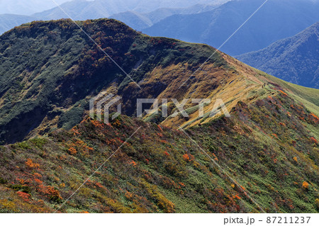 万太郎山から見る紅葉の谷川連峰縦走路 87211237
