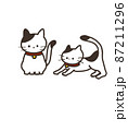 座る猫と伸びをする猫 87211296
