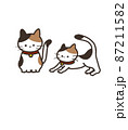 座る三毛猫と伸びをする三毛猫 87211582