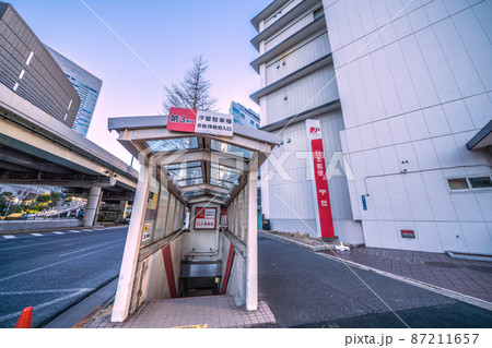 日本の東京都市景観　銀座郵便局などを望む　 87211657
