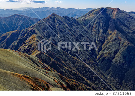 谷川連峰・万太郎山から見る秋色の仙ノ倉山 谷川連峰・万太郎山から見る秋色の仙ノ倉山 87211663
