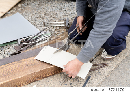 木造建設現場で作業する板金屋さん 87211704
