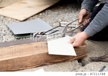 木造建設現場で作業する板金屋さん 木造建設現場で作業する板金屋さん 87211788