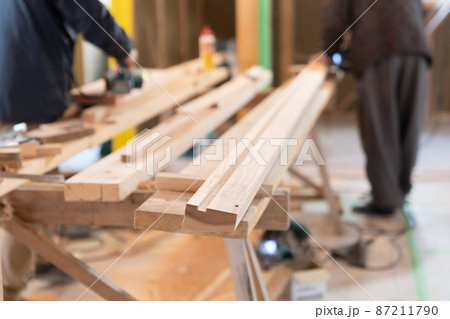 木造建設現場で作業する大工 87211790