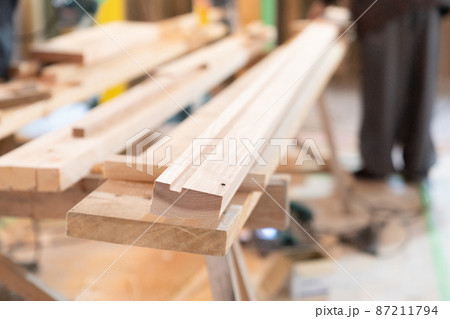 木造建設現場に置かれている木材 87211794