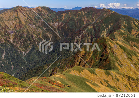 万太郎山から見る紅葉の谷川岳・一ノ倉岳・茂倉岳 万太郎山から見る紅葉の谷川岳・一ノ倉岳・茂倉岳 87212051