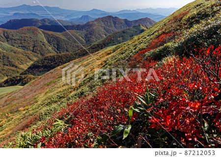 紅葉の谷川連峰・万太郎山から見る赤城山方面の山並み 紅葉の谷川連峰・万太郎山から見る赤城山方面の山並み 87212053