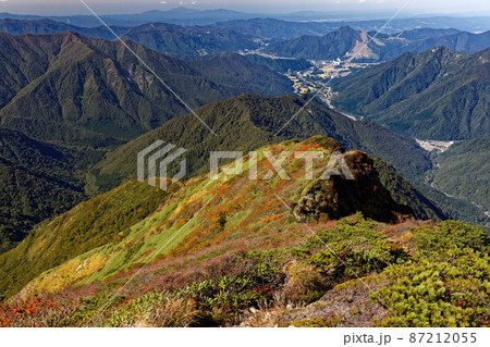 谷川連峰・万太郎山から見る紅葉の伍策新道と土樽方面 87212055